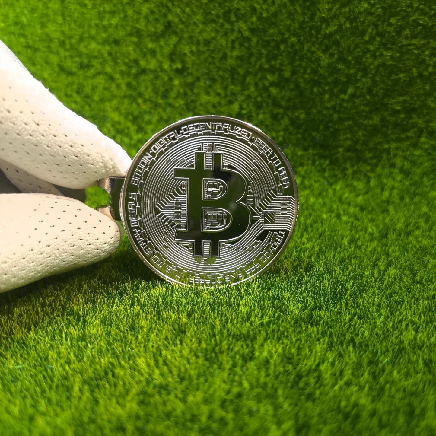 Two-Piece Golf Ball Marker - Magnetic Hat Clip - Golf Ball Marker - Easy-To-Use Golf Accessories for Locating Balls on The Green, Perfect Gift for Golf Lovers